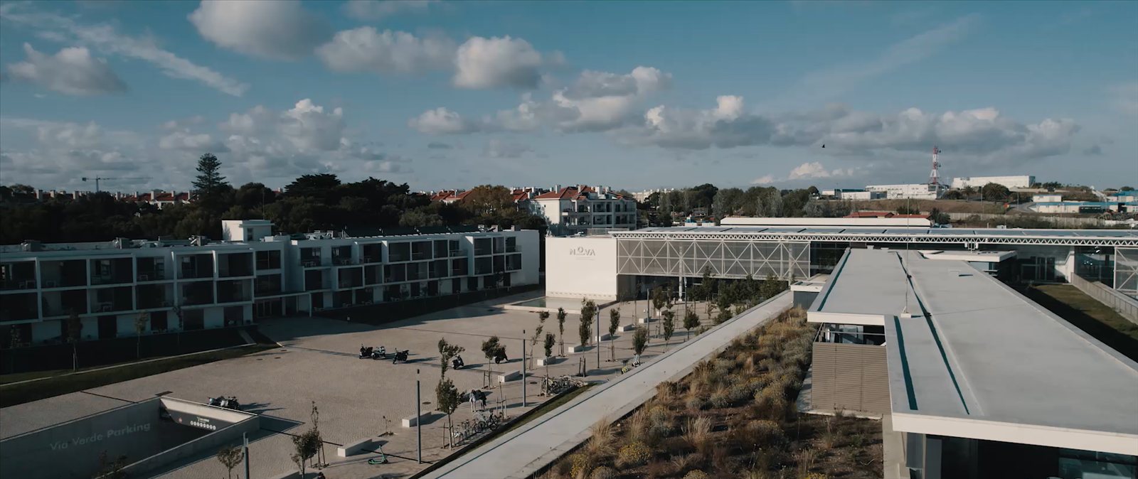 Vista aérea do campus da NOVA SBE em Carcavelos