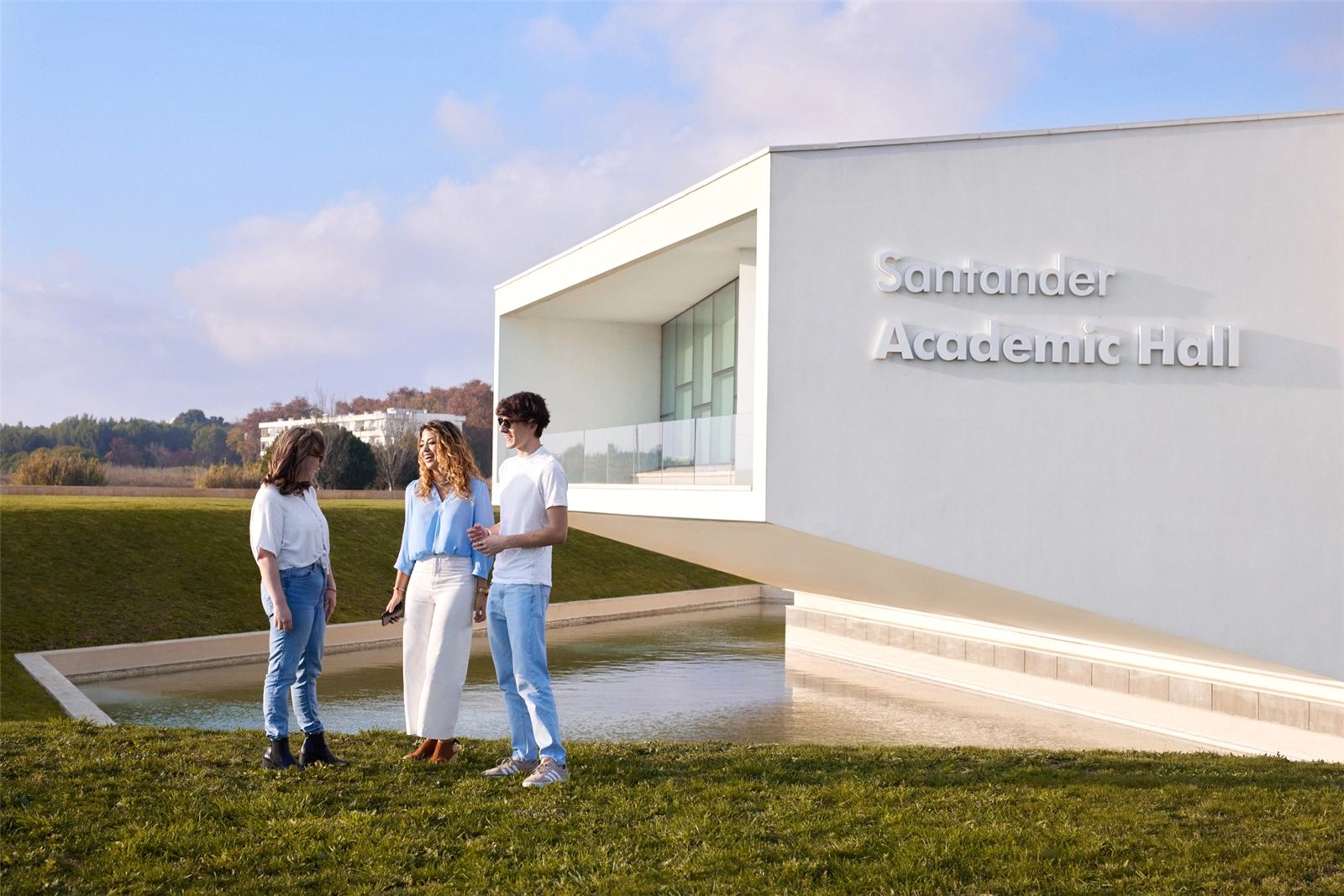Alunos conversando em frente ao Santander Academic Hall, no campus da NOVA SBE